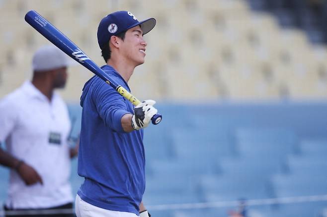 로스앤젤레스 다저스 김혜성이 9일(한국시간) 미국 캘리포니아주 LA 다저스타디움에서 열린 2025 미국 메이저리그(MLB) 내셔널리그 디비전시리즈 3차전 필라델피아 필리스와의 홈 경기를 앞두고 몸을 풀고 있다. 로이터 연합뉴스