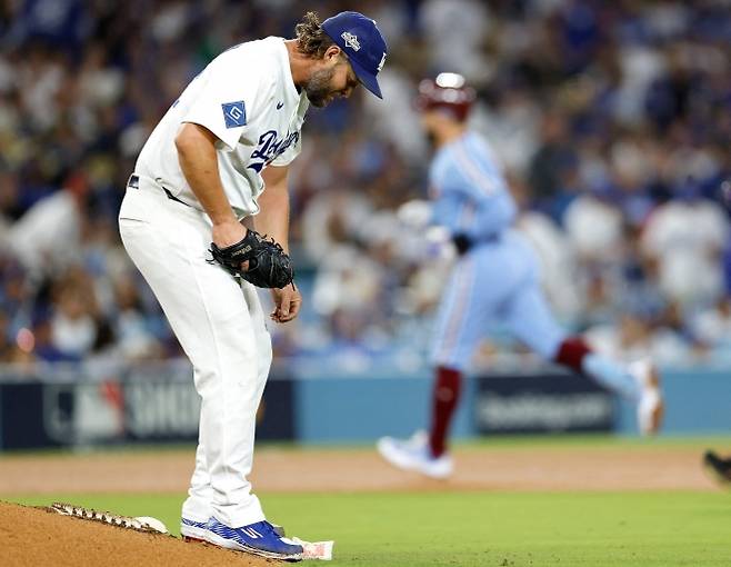 로스앤젤레스 다저스 클레이튼 커쇼가 9일(한국시간) 미국 캘리포니아주 LA 다저스타디움에서 열린 2025 미국 메이저리그(MLB) 내셔널리그 디비전시리즈 3차전 필라델피아 필리스와의 홈 경기에서 카일 슈워버에게 홈런을 맞은 뒤 고개를 숙이고 있다. AFP 연합뉴스