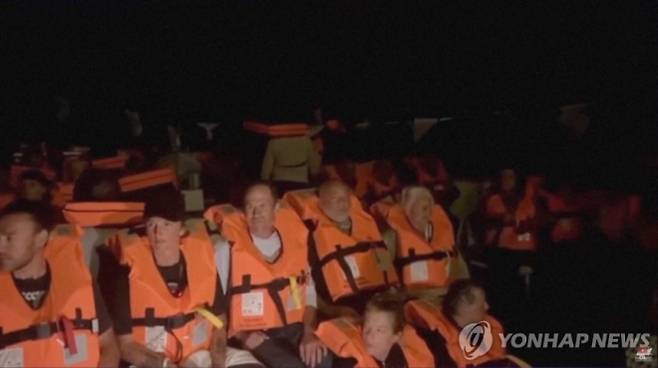 8일(현지시간) 이스라엘군에 나포된 구호선단 활동가들. 로이터 연합뉴스 자료사진