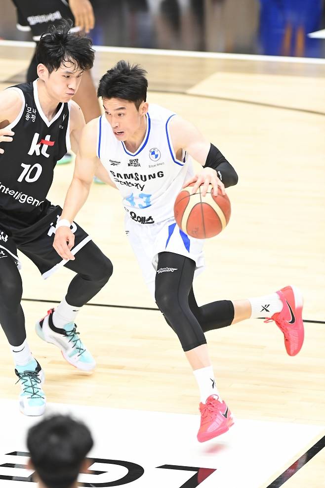 수원 kt 문성곤이 9일 수원 케이티아레나에서 열린 2025~26 프로농구 정규시즌 서울 삼성과의 홈 경기에서 이대성을 막고 있다. KBL 제공