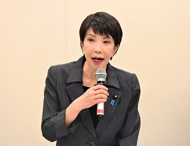 차기 일본 총리로 유력시되는 다카이치 사나에 집권 자민당 총재가 지난 4월 자민당 남몽골 지원 회의에서 연설하고 있다.