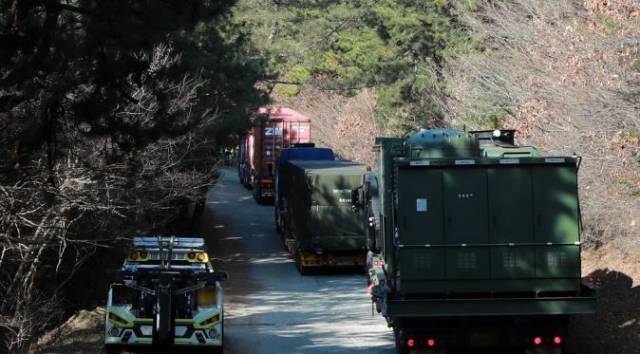 지난 2022년 10월 군 당국이 북한 탄도미사일 탐지 목적으로 부산지역에 설치한 ‘그린파인 레이더’ 장비가 이동하는 모습. 연합뉴스