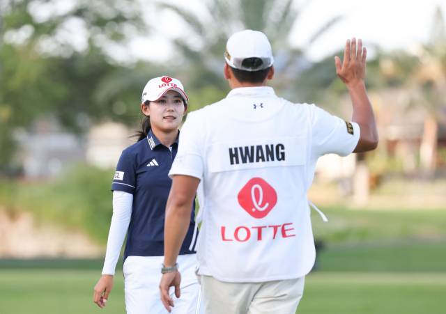 캐디 박중근(오른쪽) 씨는 황유민 우승의 든든한 조력자 역할을 했다. 황유민은 “루키 때부터 함께해왔고 하와이도 첫해부터 늘 같이 왔다. 코스와 저를 가장 잘 아는 사람이 중근이 오빠였다”고 말했다. 사진 제공=대홍기획