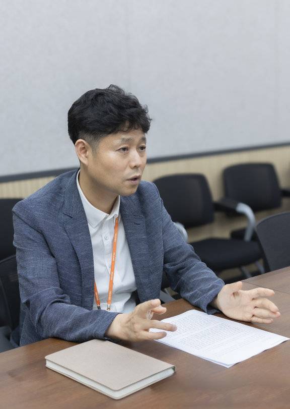 심천만 DB하이텍 상무가 화합물반도체 생산시설에 대해 설명하고 있다. 박해윤 기자