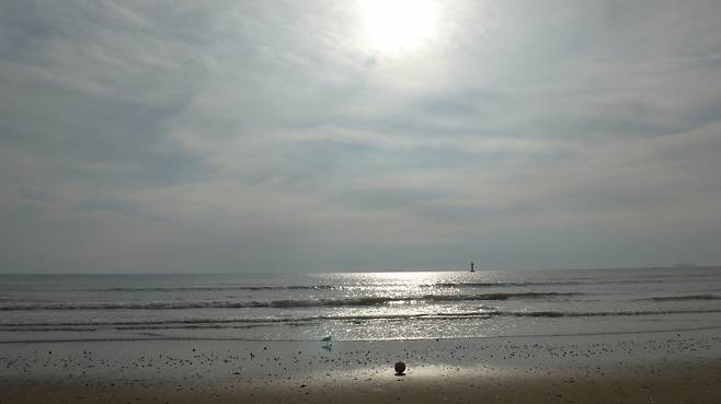 백사장항에서 꽃지해변까지 이어지는 해변길 5코스. 해무에 잠긴 바다가 걷는이의 생각을 천천히 식혀주는 길이다.   태안 ｜ 양형모 기자