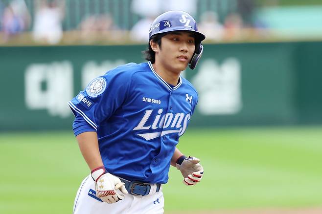 삼성 라이온즈의 ‘2003년생 듀오’ 이재현, 김영웅이 9일 인천 SSG와 준PO 1차전에서 결정적 홈런을 쳐내며 팀의 5-2 승리를 이끌었다. 1회초 선두타자 초구 홈런을 쳐낸 뒤 그라운드를 돌고 있는 이재현. 인천｜뉴시스