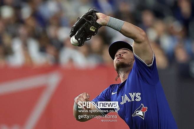 ▲ 토론토 3루수 애디슨 바거가 뜬공을 놓치는 장면. 이 실책이 양키스의 동점 기회로 이어졌다.