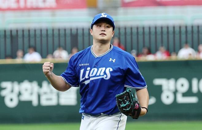 ▲ 정규시즌 4위 삼성은 9일 인천SSG랜더스필드에서 열린 SSG와 2025 KBO 준플레이오프 1치전에서 승리를 거두고 업셋을 향한 발걸음을 시작했다.&nbsp; 삼성 선발로 나서 6이닝 8탈삼진 무실점 역투를 선보이며 팀 승리를 이끈 최원태 ⓒ연합뉴스