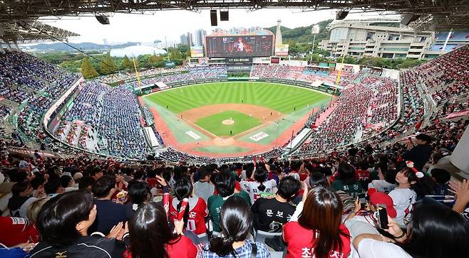 ▲ 정규시즌 4위 삼성은 9일 인천SSG랜더스필드에서 열린 SSG와 2025 KBO 준플레이오프 1치전에서 승리를 거두고 업셋을 향한 발걸음을 시작했다. 이날 경기는 만원 관중 속에서 치러져 열기를 더했다 ⓒ연합뉴스