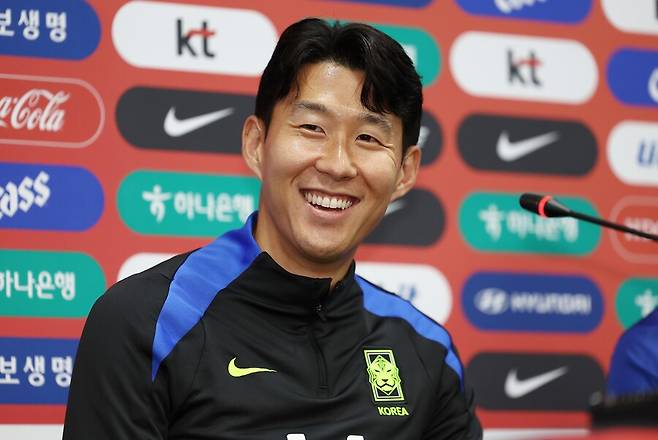▲ 대한민국 축구 국가대표팀 손흥민이 9일 서울월드컵경기장에서 열린 공식 기자회견에서 미소짓고 있다. ⓒ연합뉴스