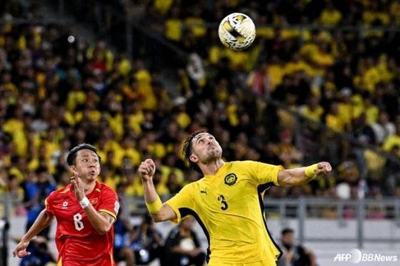 아르헨티나 태생의 말레이시아 귀화선수 파쿤도 가르세스(오른쪽). /AFPBBNews=뉴스1