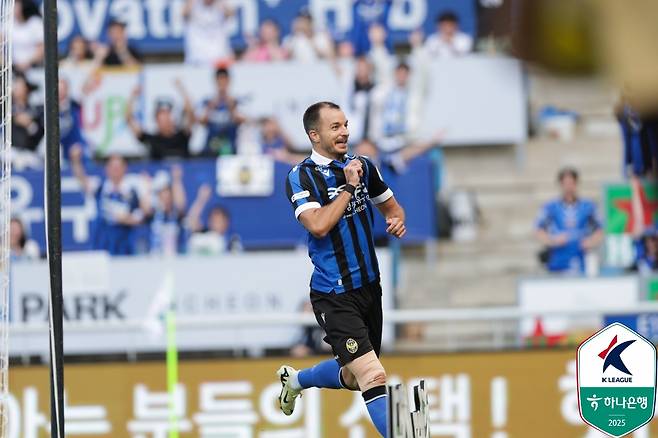 인천 유나이티드 무고사가 8일 인천축구전용경기장에서 열린 수원 삼성전에서 골을 터뜨린 뒤 골 세리머니를 하고 있다. /사진=한국프로축구연맹 제공