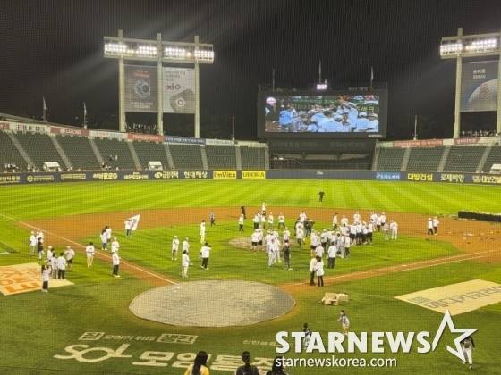 LG 선수단과 팬들이 1일 서울 잠실야구장에서 2025 KBO 정규시즌 우승을 확정한 후 기쁨을 나누고 있다. /사진=김동윤 기자