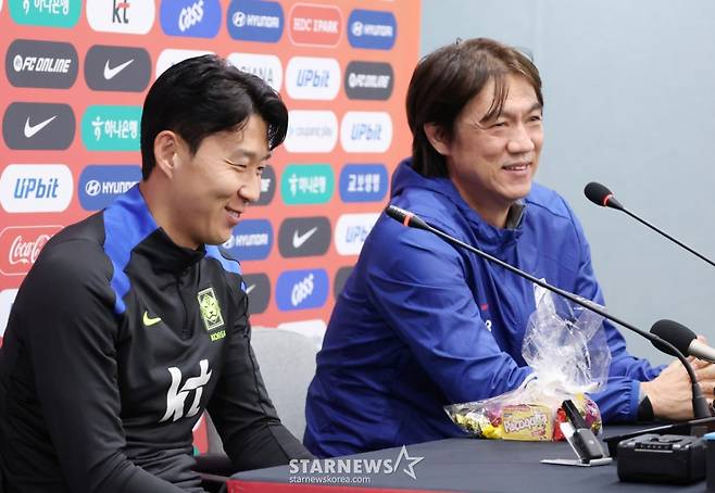 한국 축구대표팀이 9일 브라질과 A매치를 앞두고 서울월드컵경기장에서 최종 훈련에 임했다.  홍명보 감독과 손흥민이 훈련 전 기자회견에서  기자들의 질문에 답하고 있다.  홍명보 감독이 이끄는 대표팀은 10일 브라질과 친선경기에 이어 14일에는 파라과이와도 대결하며 2026 북중미 월드컵 실전 점검에 나선다. /사진=김진경 대기자