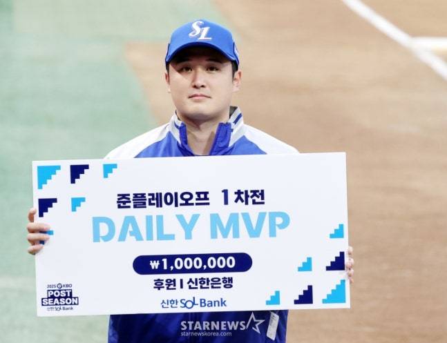 최원태가 준PO 1차전 데일리 MVP를 수상하고 있다. /사진=강영조 선임기자