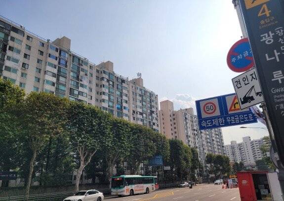 서울지하철 5호선 광나루역에서 바라본 광진구 광장극동1·2차 아파트. 김우정 기자
