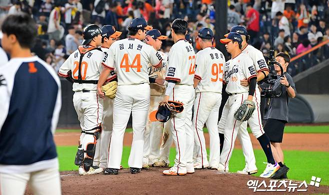 29일 오후 대전 한화생명 볼파크에서 열린 '2025 신한 SOL Bank KBO리그' LG 트윈스와 한화 이글스의 경기, 한화가 LG에 7:3으로 승리하며 정규시즌 우승을 저지했다. 이날 경기에서 승리한 한화 선수들이 기뻐하고 있다. 엑스포츠뉴스DB