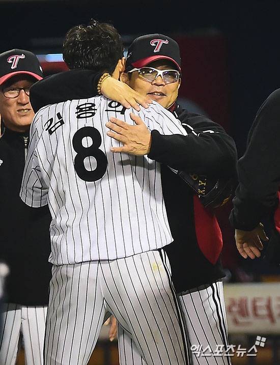 2016시즌 와일드카드 결정전 2차전에서 승리 후 김용의를 안아주고 있는 당시 양상문 LG 트윈스 감독. 사진 엑스포츠뉴스 DB