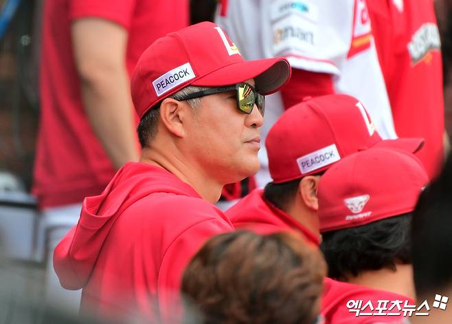 9일 오후 인천SSG랜더스필드에서 열린 '2025 신한 SOL Bank KBO 포스트시즌' 삼성 라이온즈와 SSG 랜더스의 준플레이오프 1차전 경기, SSG 이숭용 감독이 경기를 지켜보고 있다. 인천, 김한준 박지영 기자
