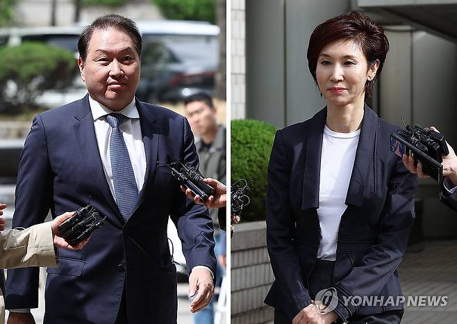 [2024결산] 연합뉴스 선정 10대 국내 뉴스 - 최태원-노소영 '세기의 이혼' (서울=연합뉴스) 최태원 SK그룹 회장과 노소영 아트센터나비 관장의 이혼 소송 2심에서 서울고법은 5월 30일 최 회장이 노 관장에게 1조3천808억원의 재산을 분할해주고, 20억원의 위자료를 지급하라고 판결했다.
    사진은 최태원 SK 회장과 노소영 아트센터 나비 관장이 4월 16일 오후 서울 서초구 서울고등법원에서 열린 이혼 소송 항소심 공판에 출석한 모습. 2024.12.17  [연합뉴스 자료사진] ondol@yna.co.kr