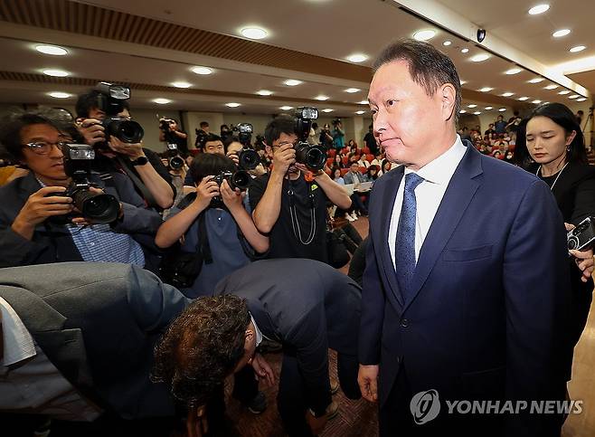 기자회견장 나서는 최태원 SK그룹 회장 (서울=연합뉴스) 김성민 기자 = 최태원 SK그룹 회장이 17일 오전 서울 종로구 SK서린빌딩에서 노소영 아트나비센터 관장과의 이혼 소송 항소심 관련 입장을 밝힌 뒤 나서고 있다. 2024.6.17 ksm7976@yna.co.kr