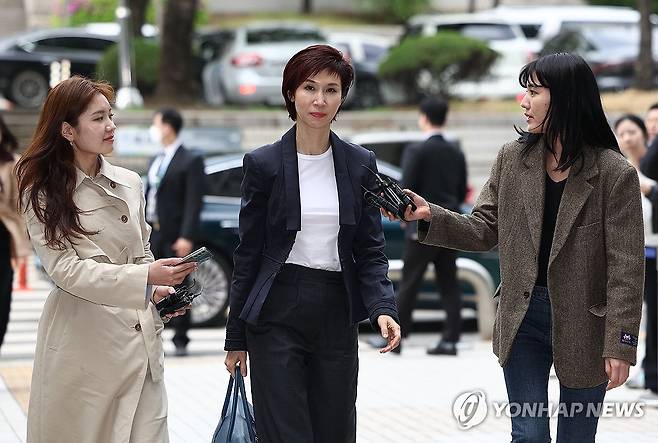 이혼소송 2심 공판 출석하는 노소영 관장 (서울=연합뉴스) 류영석 기자 = 노소영 아트센터 나비 관장이 16일 오후 서울 서초구 서울고등법원에서 열린 SK 최태원 회장과의 이혼 소송 항소심 공판에 출석하고 있다. 2024.4.16 ondol@yna.co.kr