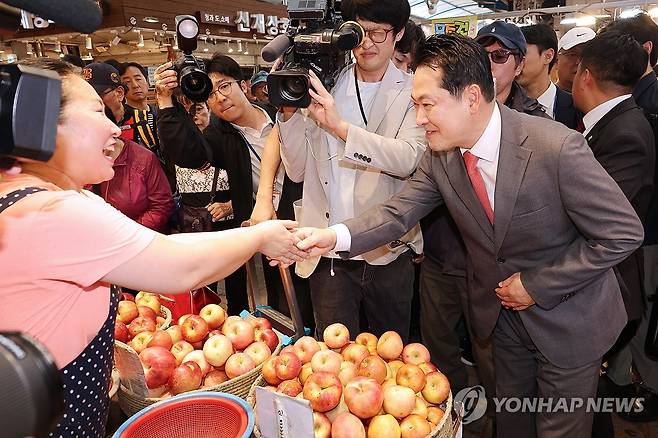전통시장 상인과 인사하는 장동혁 대표 (서울=연합뉴스) 김주성 기자 = 국민의힘 장동혁 대표가 추석 연휴를 앞둔 2일 서울 동대문구 경동시장을 방문해 상인들과 인사를 나누고 있다. 2025.10.2 utzza@yna.co.kr