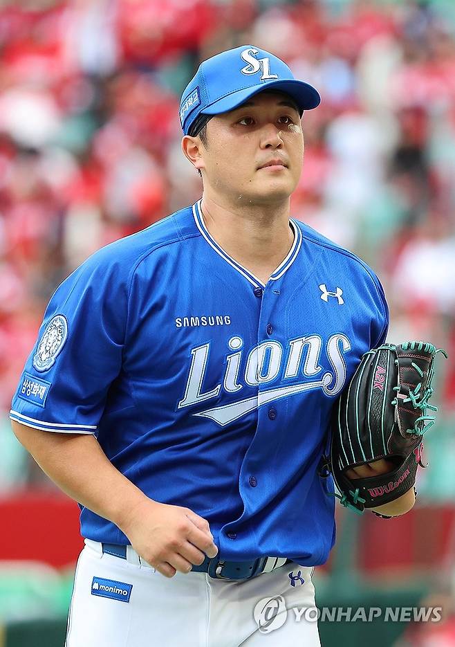 최원태, 5이닝 무실점 호투 (인천=연합뉴스) 임순석 기자 = 9일 인천 SSG랜더스필드에서 열린 2025 프로야구 KBO리그 포스트시즌 준플레이오프 1차전 삼성 라이온즈와 SSG 랜더스의 경기. 5회 말 실점 없이 막아낸 삼성 선발투수 최원태가 더그아웃으로 향하고 있다. 2025.10.9 soonseok02@yna.co.kr