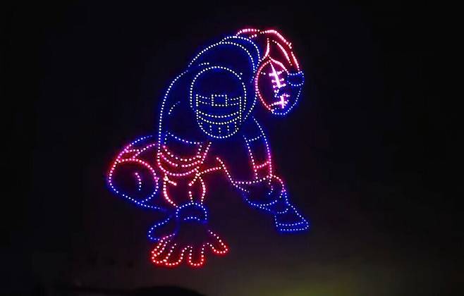 ▲ 하늘에 펼쳐진 드론 행렬이 환상적인 장관을 연출, 방문객들의 카메라가 쉴 새 없이 움직였다.