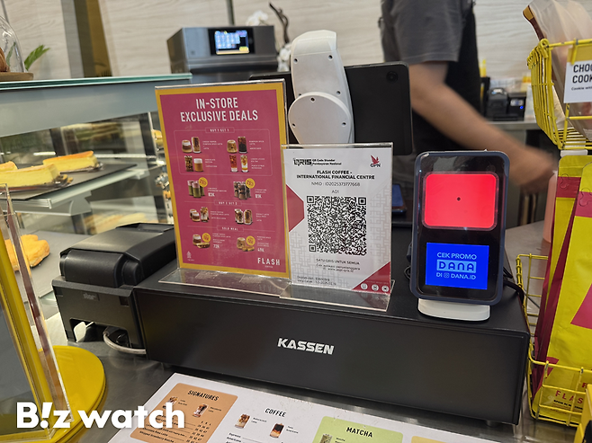 인도네시아 자카르타 시내의 한 카페에 스틱형 큐리스가 비치돼 있다. 사진=김민지 기자 kmj@