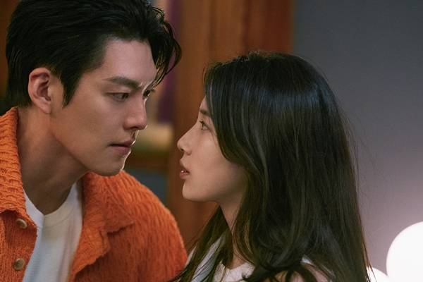 넷플릭스 '다 이루어질지니'의 주연 배우 김우빈, 수지./사진=넷플릭스