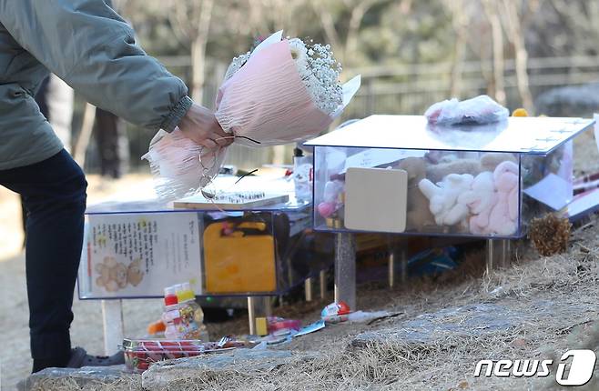 지난 2021년 1월 6일 경기 양평 하이패밀리 안데르센 공원묘지를 찾은 추모객들이 양부모의 학대로 숨진 16개월 영아 정인(가명)양을 추모하고 있다. 2021.1.6/뉴스1 ⓒ News1 이성철 기자