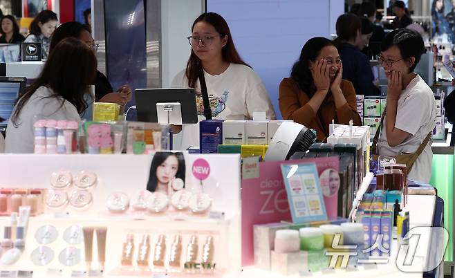 중국 단체관광객의 무비자 입국이 시작된 29일 서울 중구 신라면세점 서울점에서 중국인 관광객들이 면세점을 둘러보고 있다. 정부는 9월 29일부터 내년 6월 30일까지 중국인 단체관광객의 무비자 입국을 허용하기로 했다. 이 기간 중국인 단체관광객들은 15일 범위 내에서 무비자로 입국해 관광할 수 있다. 2025.9.29/뉴스1 ⓒ News1 김성진 기자