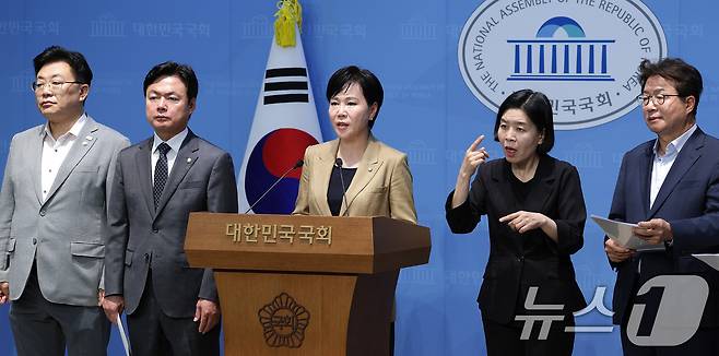 전현희 위원장을 비롯한 더불어민주당 3대특검 대응 특별위원회 위원들이 10일 서울 여의도 국회 소통관에서 오세훈 서울시장의 불법 혐의를 수사할 것을 촉구하는 기자회견을 하고 있다. ⓒ News1 신웅수 기자