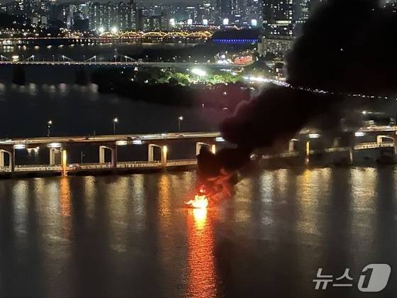지난 8월 8일 오후 서울 반포대교 인근 수상에 떠 있던 요트에서 화재가 발생해 소방당국이 진화에 나섰다. (독자 제공)