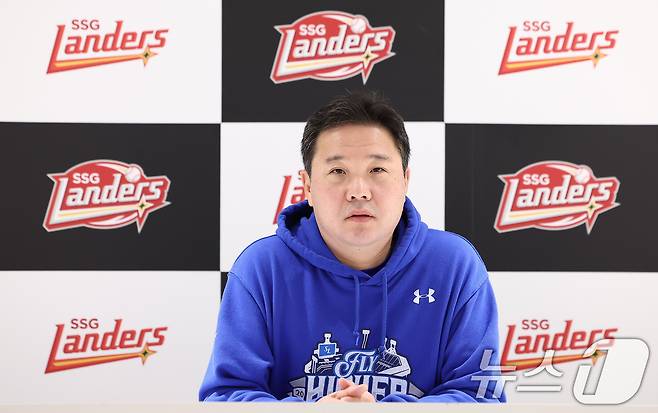 박진만 삼성 라이온즈 감독이 10일 오후 인천 SSG 랜더스필드에서 열리는 프로야구 2025 신한 SOL뱅크 KBO 준플레이오프 2차전 삼성 라이온즈와 SSG 랜더스의 경기에 앞서 인터뷰를 하고 있다. 2025.10.10/뉴스1 ⓒ News1 김성진 기자