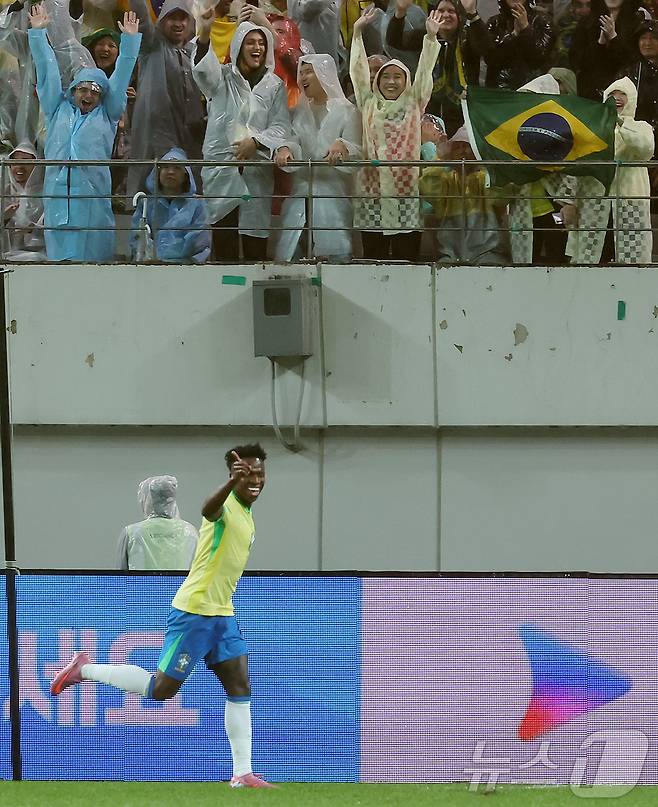 10일 서울월드컵경기장에서 열린 하나은행 초청 축구국가대표팀 친선경기 대한민국과 브라질의 경기, 후반전 브라질 비니시우스 주니어가 팀의 다섯 번째 골을 넣은 뒤 환호하고 있다. 2025.10.10/뉴스1 ⓒ News1 장수영 기자