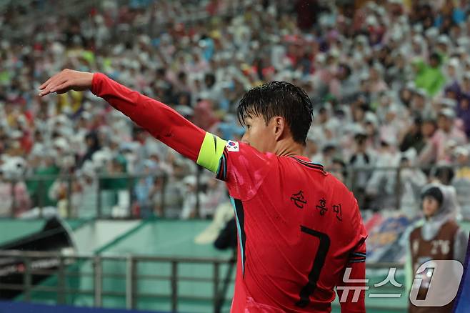 10일 서울월드컵경기장에서 열린 하나은행 초청 축구국가대표팀 친선경기 대한민국과 브라질의 경기, 전반전 대한민국 손흥민이 한글 이름이 새겨진 유니폼을 입고 있다. 이날 대한민국 선수들은 한글날을 기념해 국제축구연맹(FIFA)의 특별 승인을 받고 한글 이름이 새겨진 유니폼을 착용했다. 2025.10.10/뉴스1 ⓒ News1 장수영 기자