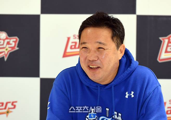 삼성 박진만 감독이 9일 인천 SSG랜더스필드에서 열린 2025 KBO리그 SSG와 준플레이오프 1차전에 앞서 인터뷰를 하고 있다. 문학 | 박진업 기자 upandup@sportsseoul.com