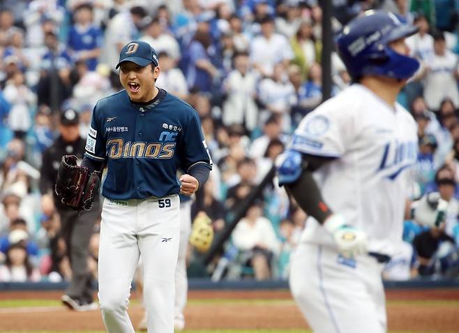 구창모가 대구 삼성전 호투를 펼친 뒤 마운드에서 내려오고 있다. 사진 | 연합뉴스