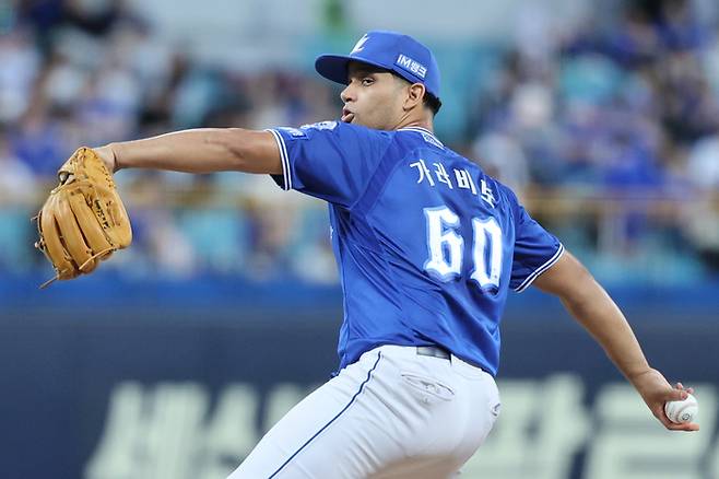 삼성 가라비토가 대구삼성라이온즈파크에서 열린 2025 KBO리그 두산과 경기에 선발 등판해 역투하고 있다. 사진 | 삼성 라이온즈