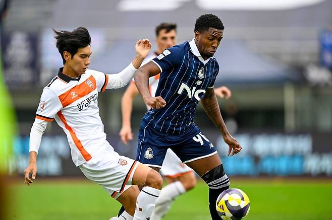 서울이랜드 공격수 가브리엘(오른쪽). /사진=서울이랜드