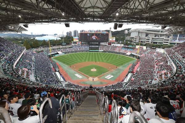 9일 인천 SSG랜더스필드에서 열린 SSG 랜더스와 삼성 라이온즈의 '2025 신한 쏠뱅크 KBO리그 준플레이오프(5전 3선승제) 1차전 경기장 관중석 모습. /사진=SSG 랜더스