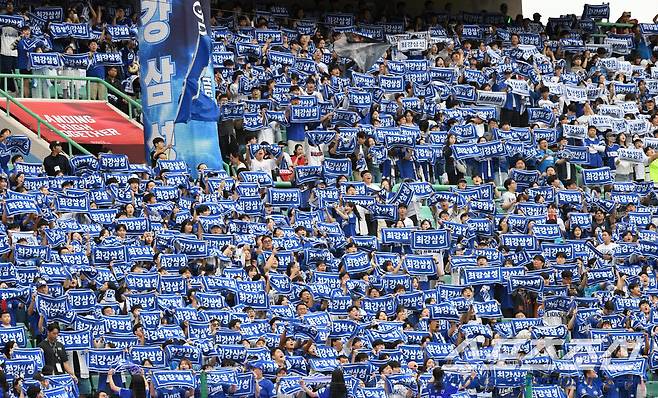 9일 인천SSG랜더스필드에서 열린 SSG와 삼성의 준PO 1차전. 삼성 원정 팬들이 열띤 응원전을 펼치고 있다. 인천=박재만 기자 pjm@sportschosun.com/2025.10.09/