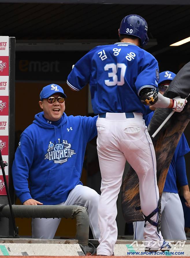 9일 인천SSG랜더스필드에서 열린 SSG와 삼성의 준PO 1차전. 3회초 무사 1루 삼성 김영웅의 투런포가 터지자 박진만 감독이 환호하고 있다. 인천=박재만 기자 pjm@sportschosun.com/2025.10.09/