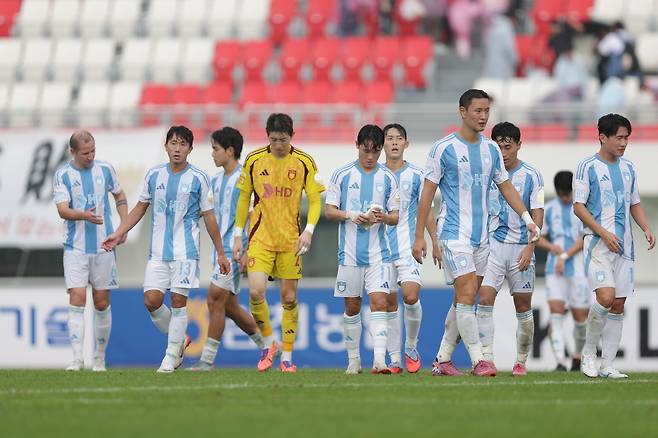 김천종합운동장/ K리그1/ 김천상무프로축구단 vs 울산HDFC/ 울산 강상우, 조현우, 엄원상, 정승현, 이진현, 이희균, 단체/ 고개 숙인 선수단/ 사진 김정수