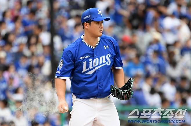 믿고 기회를 준 박진만 감독이 지켜보는 가운데 최원태는 1회부터 전력을 다해 피칭했다.