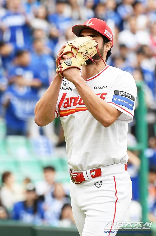 9일 인천SSG랜더스필드에서 열린 SSG와 삼성의 준PO 1차전. SSG 선발 화이트가 3회를 마치지 못한 채 마운드에서 내려오고 있다. 인천=박재만 기자 pjm@sportschosun.com/2025.10.09/