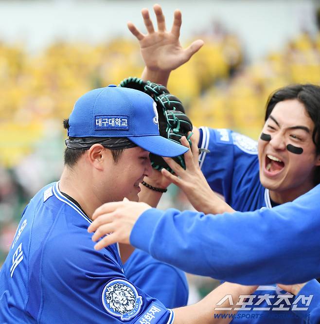 9일 인천SSG랜더스필드에서 열린 삼성과 SSG의 준PO 1차전. 6이닝 무실점으로 호투한 최원태가 구자욱의 환영을 받고 있다. 인천=정재근 기자 cjg@sportschosun.com/2025.10.9/