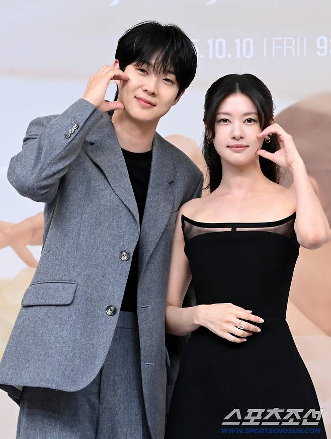 10일 서울 목동 SBS에서 열린 SBS 금토 드라마 '우주메리미'의 제작발표회, 최우식과 정소민이 포토타임을 갖고 있다. 허상욱 기자wook@sportschosun.com/2025.10.10/